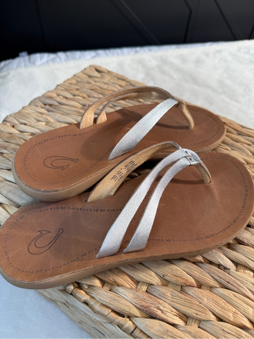 OluKai Kapahe Luana Metallic Leather Flip Flop Sandals Silver/Tan Women’s 7 EU 3 - Picture 3 of 7